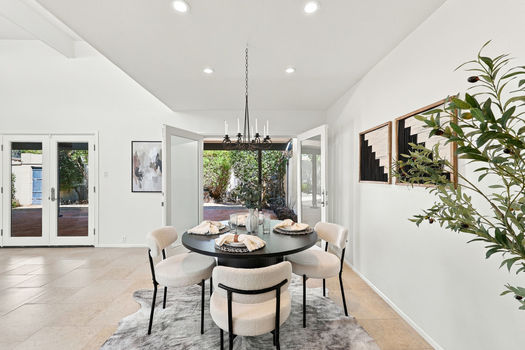 04 2606 E CRITTENDEN LN_dining