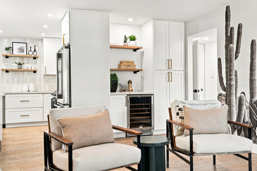 05 6748 E DREYFUS AVE_living room