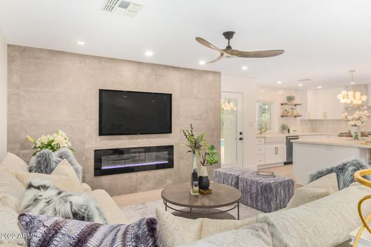 05 6748 E DREYFUS AVE_living room