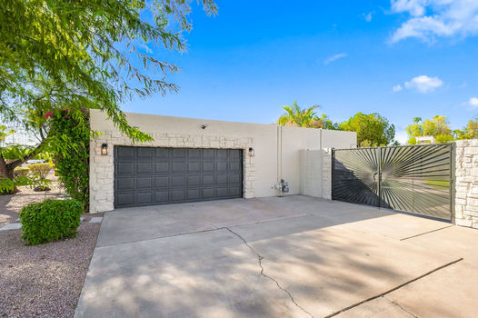 07 6748 E DREYFUS AVE_front 2