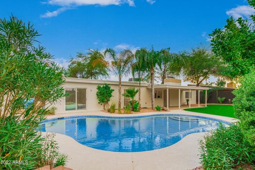 08 6748 E DREYFUS AVE_pool