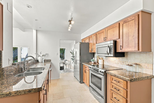09 2606 E CRITTENDEN LN_kitchen