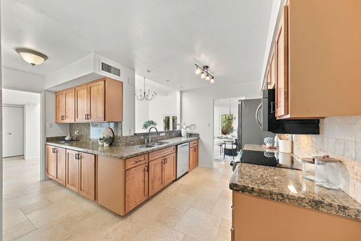 10 2606 E CRITTENDEN LN_kitchen
