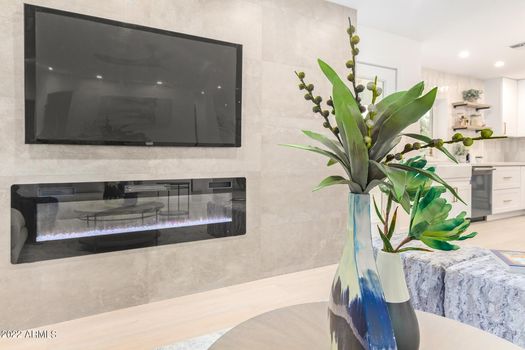 12 6748 E DREYFUS AVE_living room