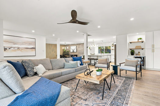 14 6748 E DREYFUS AVE_living room