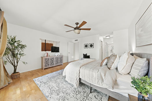 15 2606 E CRITTENDEN LN_bed