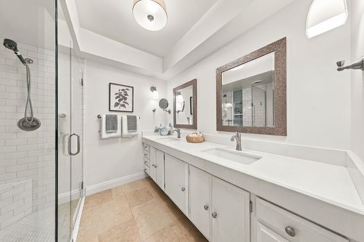 17 2606 E CRITTENDEN LN_shower