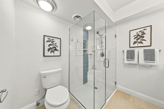 18 2606 E CRITTENDEN LN_bath
