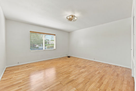 19 2606 E CRITTENDEN LN_room