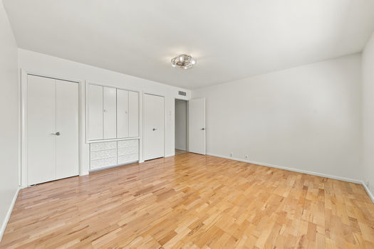 20 2606 E CRITTENDEN LN_room