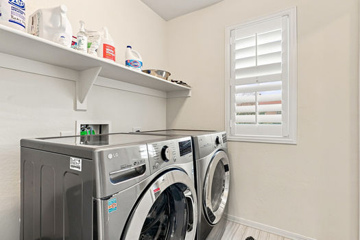 20 4636 E BECK LN_laundry