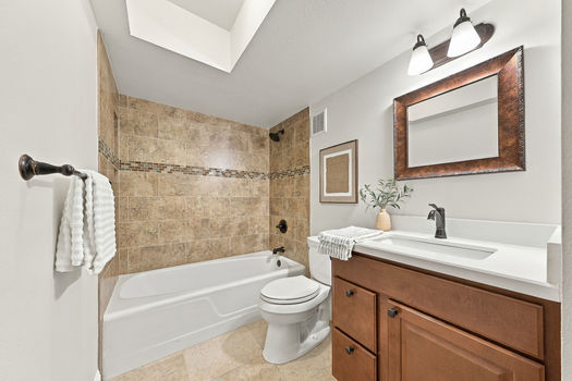 21 2606 E CRITTENDEN LN_bath