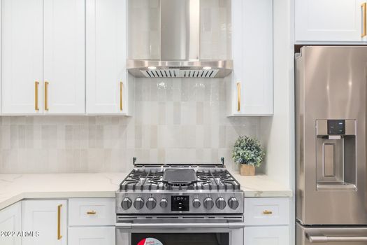 21 6748 E DREYFUS AVE_stove