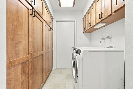 22 2606 E CRITTENDEN LN_laundry