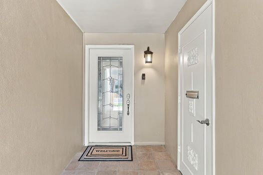 23 2606 E CRITTENDEN LN_front door