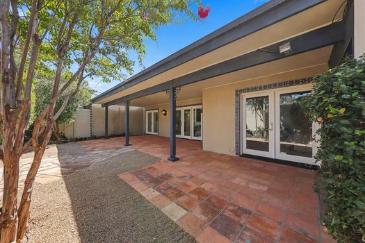 24 2606 E CRITTENDEN LN_backyard