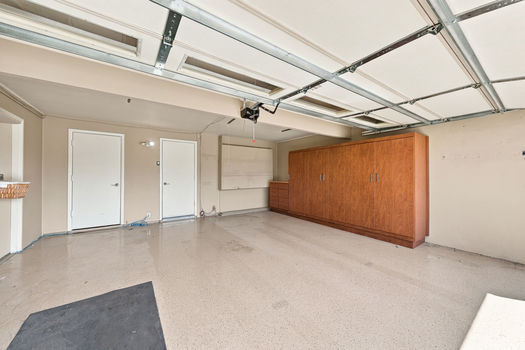 29 2606 E CRITTENDEN LN_garage