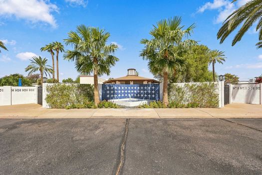 30 2606 E CRITTENDEN LN_community