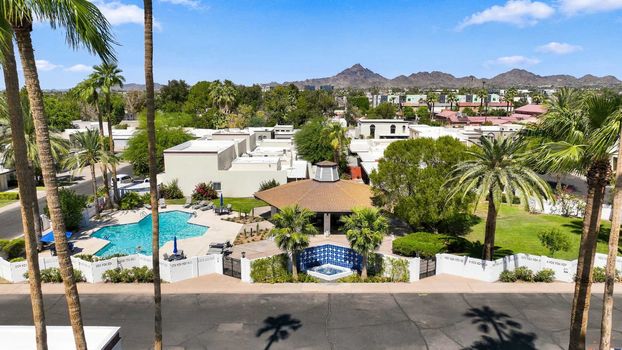 32 2606 E CRITTENDEN LN_community pool