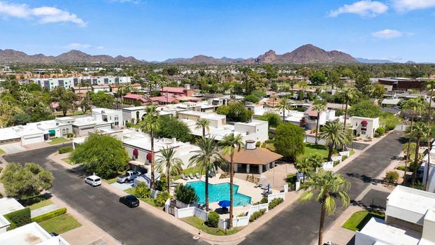33 2606 E CRITTENDEN LN_community pool