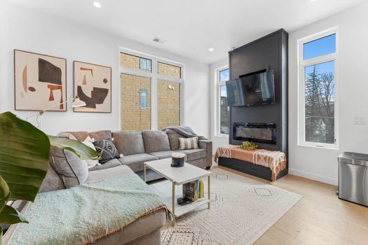 11-web-or-mls-2438 S Acoma St-11