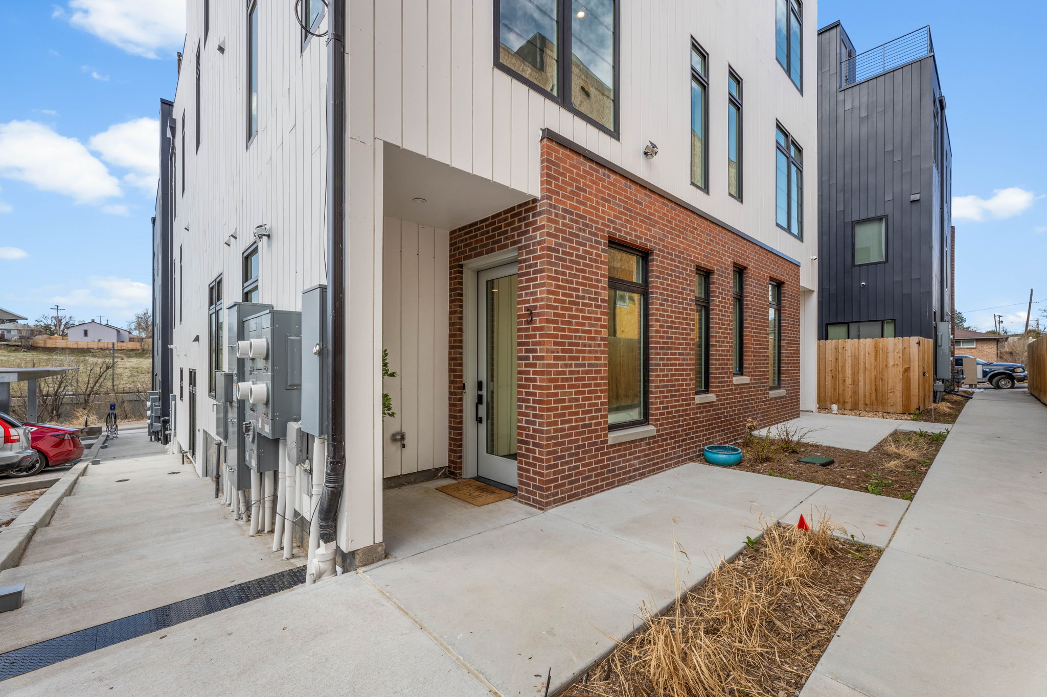 2-web-or-mls-2438 S Acoma St-2