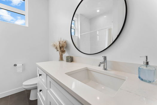 5-web-or-mls-2438 S Acoma St-5