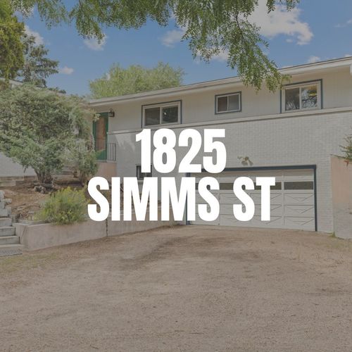 Applewood Living: Spacious 5-Bedroom Home with Mountain Views and Rental Potential