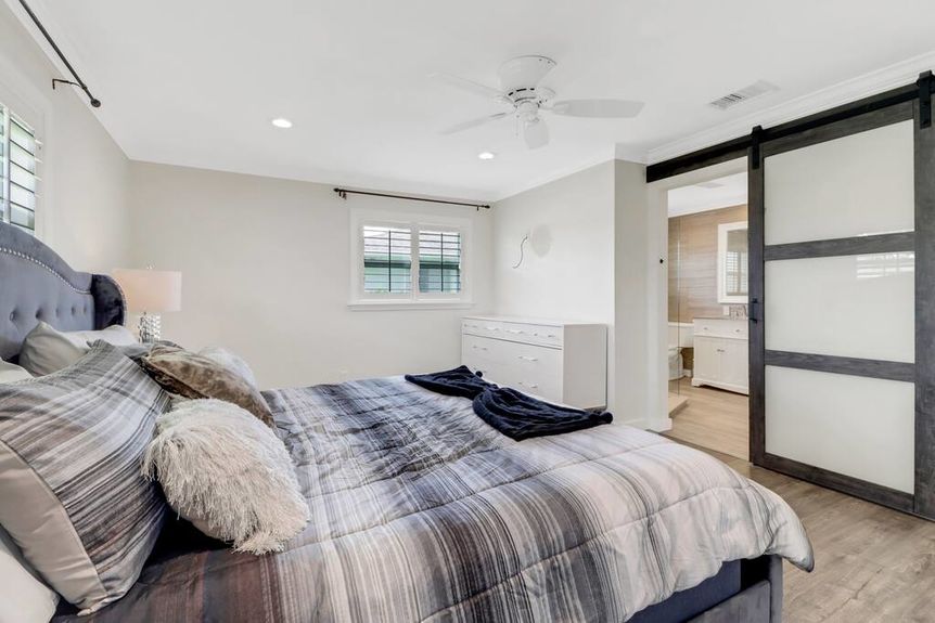 166-johnnycake-bedroom-2