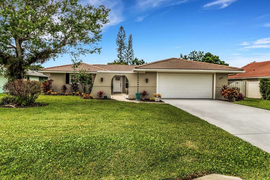 166-johnnycake-exterior