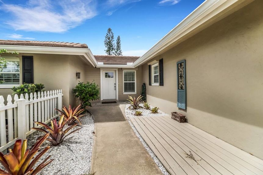 166-johnnycake-front-door