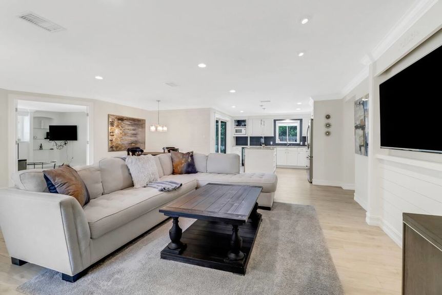 166-johnnycake-livingroom-1