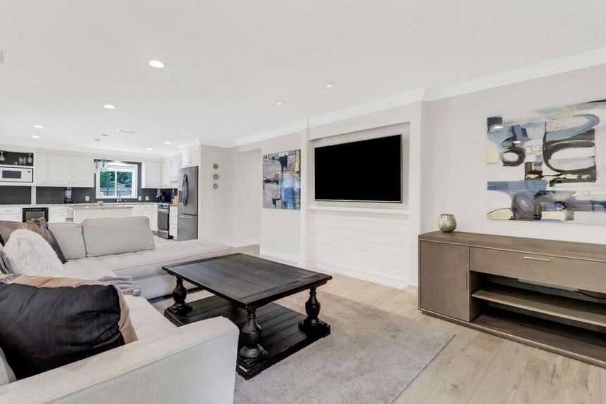 166-johnnycake-livingroom-2