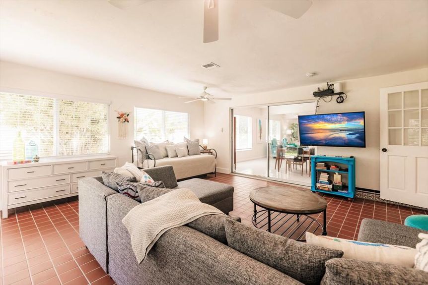 547-91st-livingroom-1