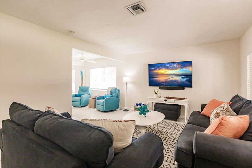 547-91st-livingroom-2