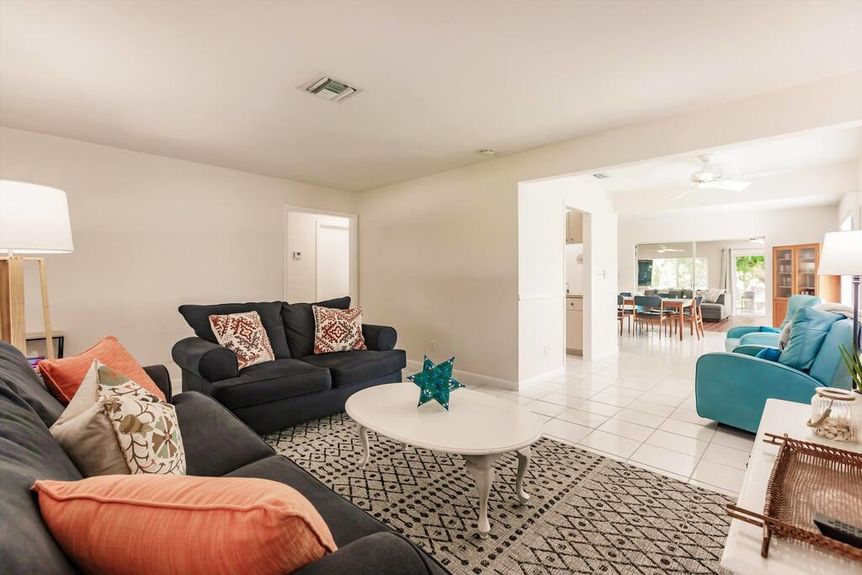 547-91st-livingroom-3