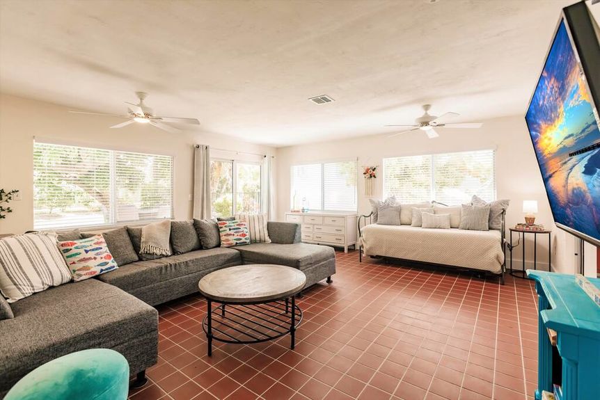 547-91st-livingroom-4