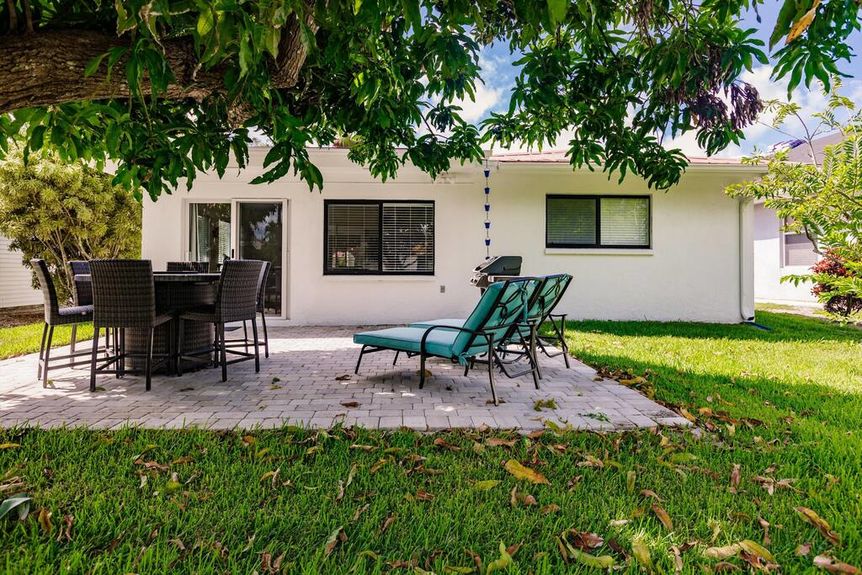 547-91st-sittingarea-1