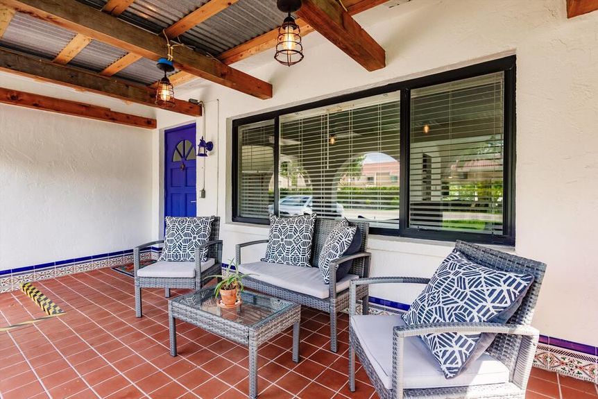 547-91st-sittingarea-2