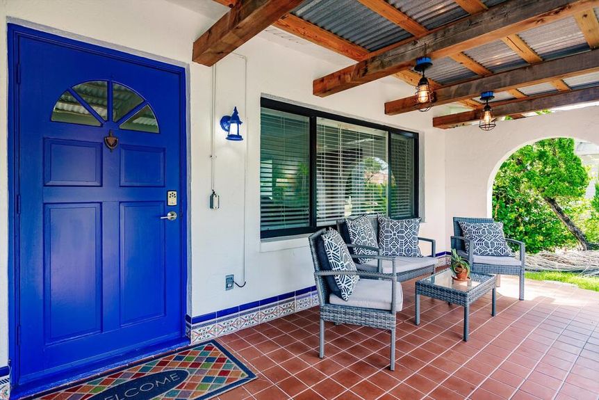 547-91st-sittingarea-3