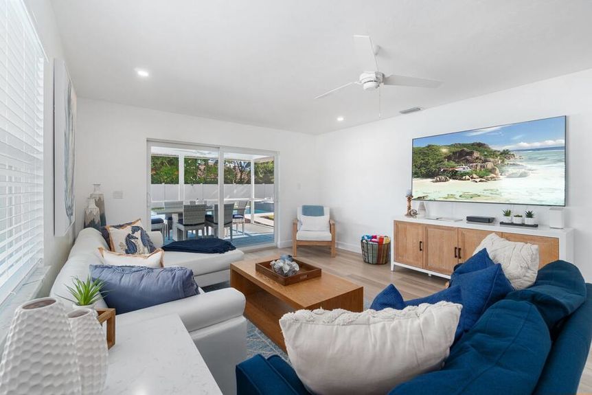 576-95th-livingroom-1