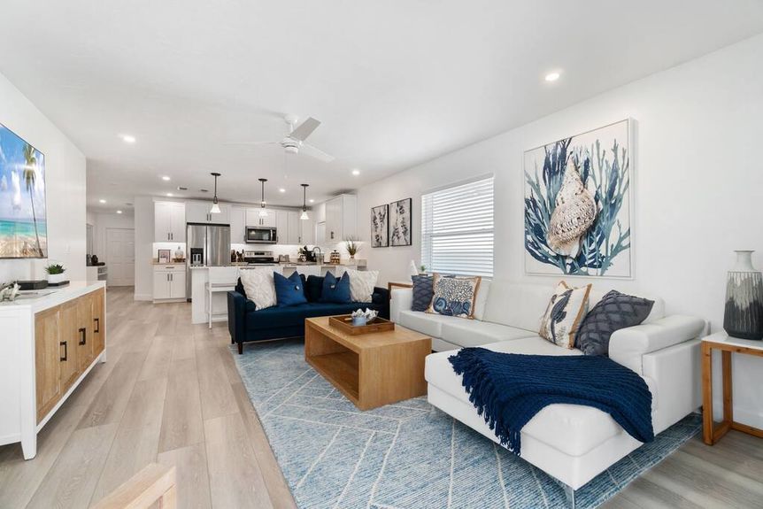 576-95th-livingroom-2