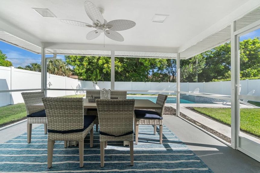 576-95th-sittingarea-1