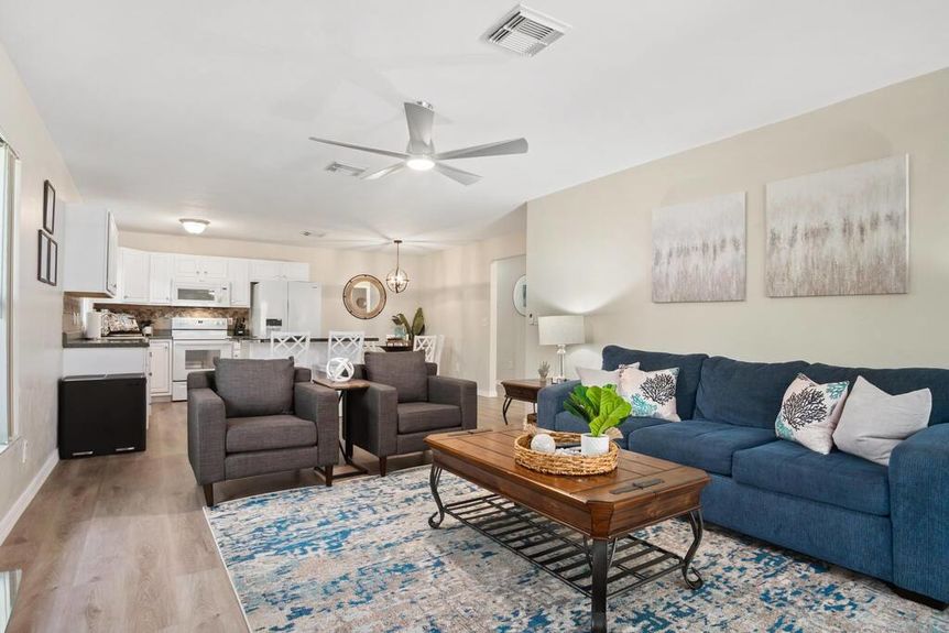 617-97th-livingroom-1