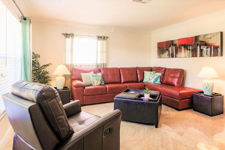 727-98th-livingroom-1