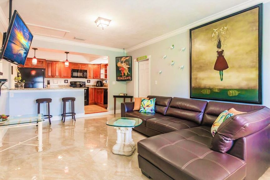 727-98th-livingroom-2