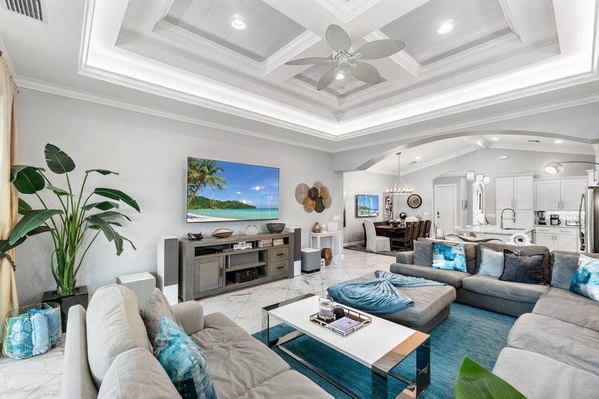 735-99th-livingroom02