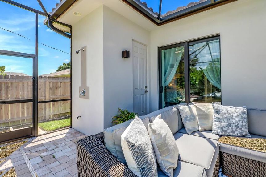 735-99th-sittingarea-2