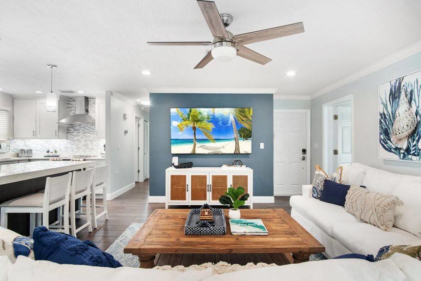 744-94th-livingroom-2