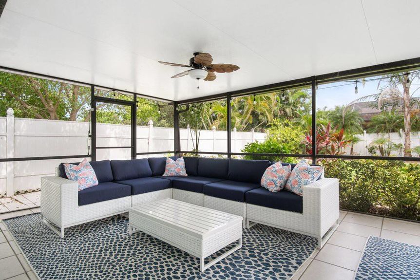 744-94th-sittingarea-2